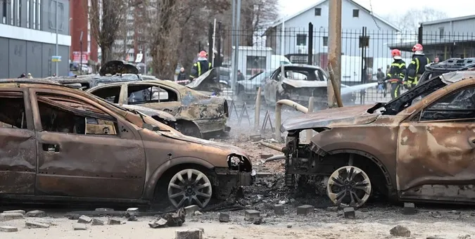 Наслідки влучання по автосалону в Києві
