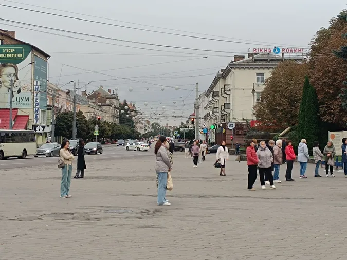У пам'ять про загиблих захисників Луцьк зупинився в хвилині мовчання (фото)