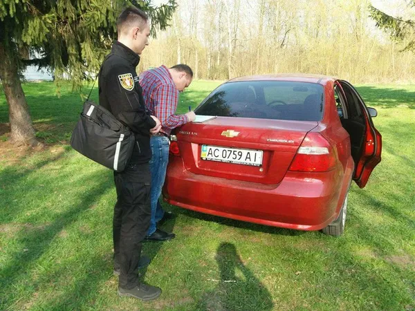 Муніципали знову наловили автопорушників у луцькому парку (фото) 