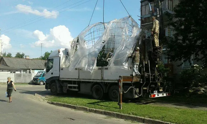 У Луцьку демонтували незаконні гаражі і теплицю (фото)