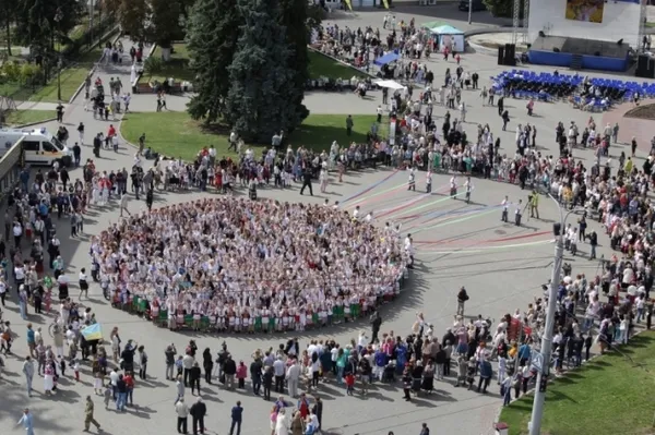 У День Незалежності лучани тілами склали віночок