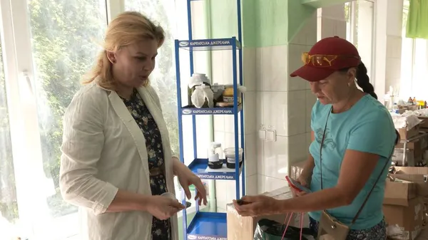 Волонтерка Алла Бабула принесла баночки для мазей.