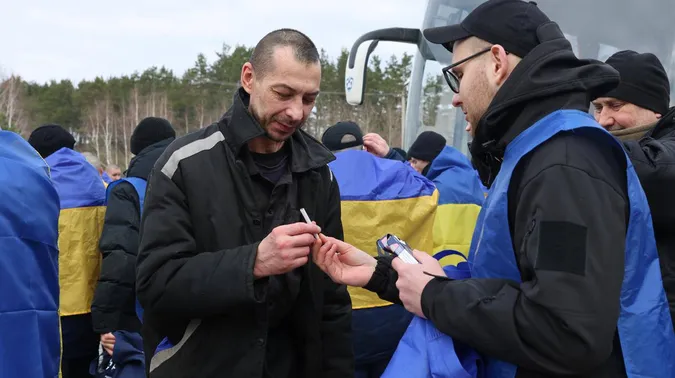 Ще 300 українських воїнів повернулися з ворожого полону додому