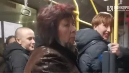 «Сама поплач»: група агресивних підлітків облаяла літню жінку у луцькому тролейбусі