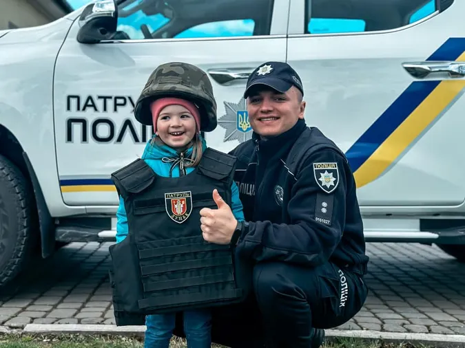 Дали приміряти бронік і каску: в Торчині патрульні завітали в дитячий садочок (фото)