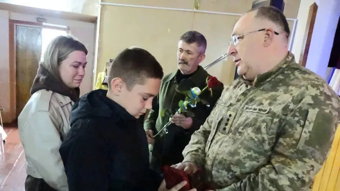 Родині полеглого волинянина Олександра Шевчука вручили його посмертну нагороду «Героя України»