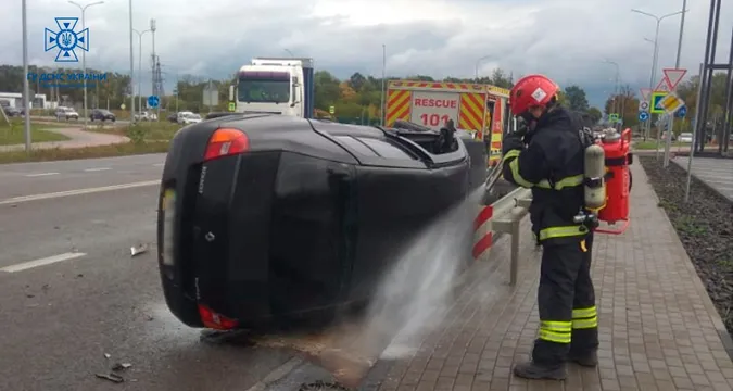 Під Луцьком зіткнулись Mercedes і Renault – пальне розлилося по дорозі (фото, відео)