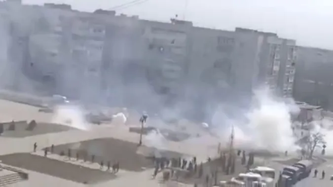 В Енергодарі окупанти почали обстрілювати учасників мітингу (відео)