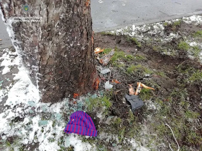 У Луцьку автомобіль влетів у дерево (фото)