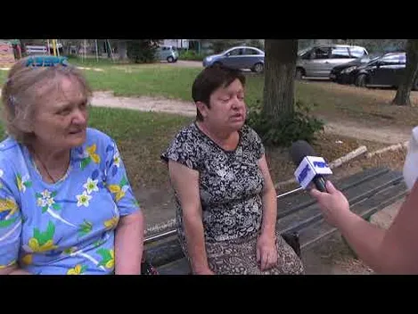 У Луцьку жінка близько року ночує в під'їзді під батьківською квартирою (відео)