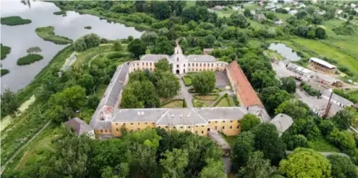 Старі мури, підземні ходи та привиди: які містичні таємниці приховує відомий замок на Волині (фото)