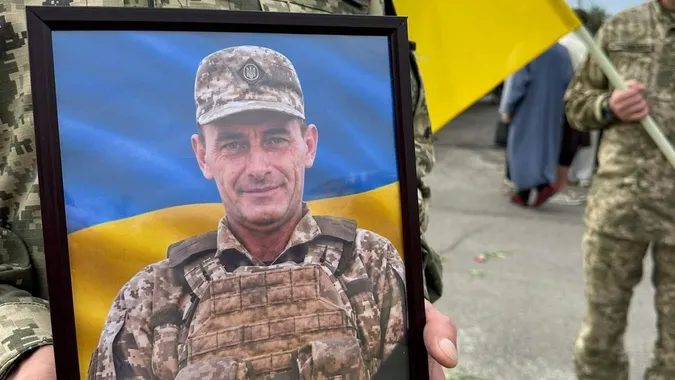 Довго чекали і вірили в диво: на Волині попрощалися з Героєм Андрієм Лабантом (фото)