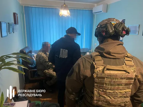 На Закарпатті затримали працівника ТЦК, який схиляв військових до повторного СЗЧ (фото)