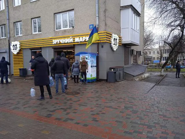 У Луцьку черги в аптеки, по воду і продукти (фото)