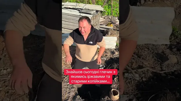 Відомий священник з тіктока знайшов горщик зі скарбами під грушею (відео)