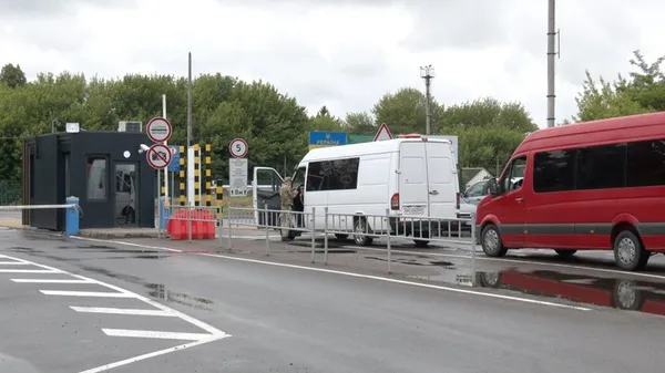 Щодня до 10 тисяч людей: на Волині збільшився пасажиропотік через кордон із Польщею (фото, відео)