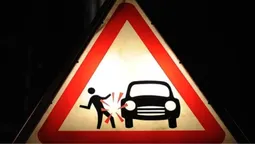 За крок до трагедії: у Луцьку авто ледь не збило людей на переході (відео)
