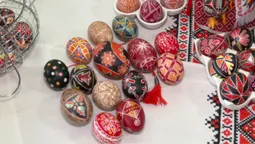 «Поки пишуть писанки, доти існує світ», – писанкарка з Луцька створює великодні яйця за давніми зразками (відео)