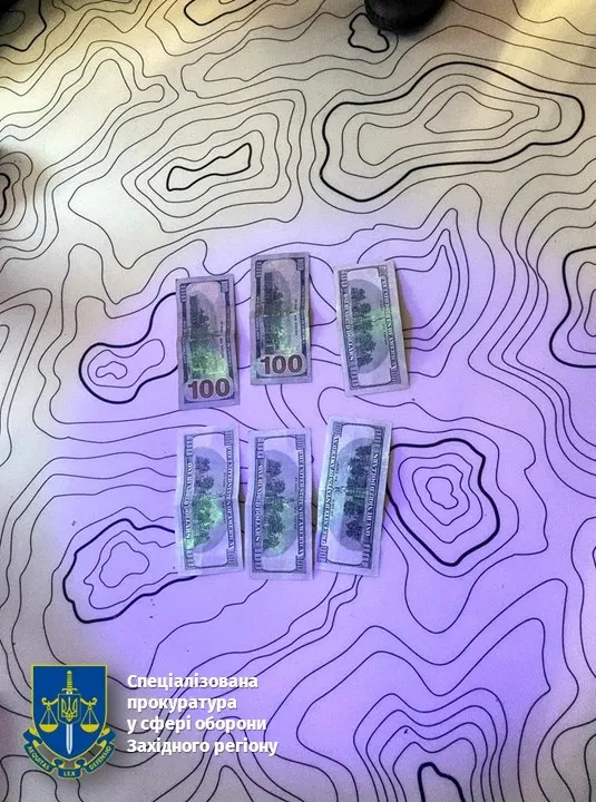 Зловили «на гарячому»: на Волині працівниця військкомату взяла хабар (фото)
