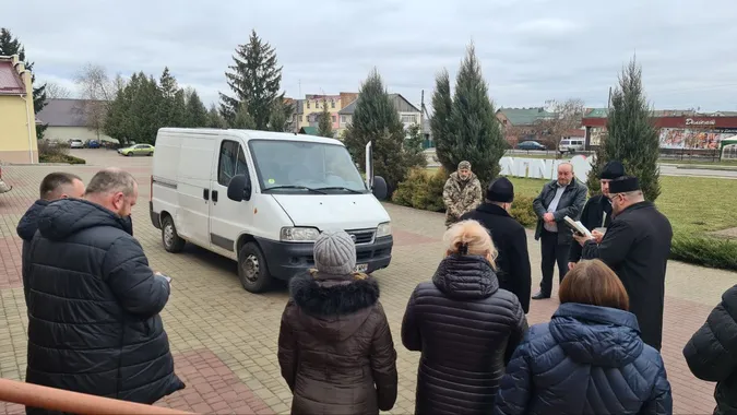 Наспівали на авто для ЗСУ – Підгайцівська громада відправила на фронт ще один бус (фото)