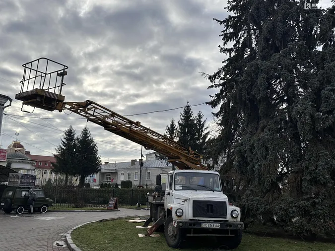 Головні ялинки Луцька вже почали прикрашати (фото)