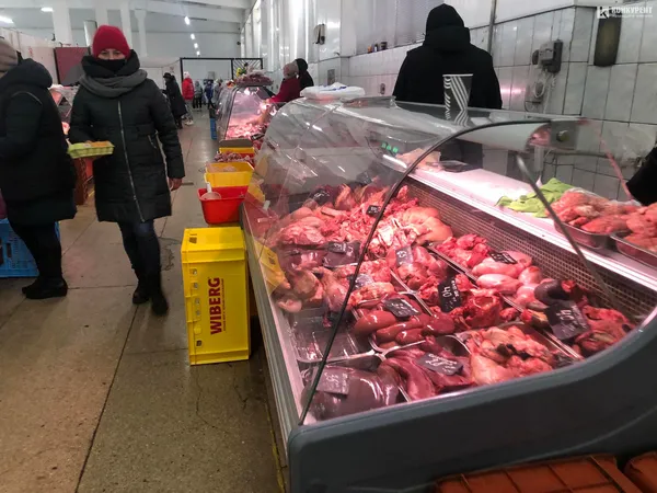 Чому сало дорожче за м'ясо: репортаж із Центрального ринку Луцька (фото)