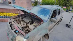 Збирають гроші на нове: у Луцьк привезли авто, обстріляне під Бахмутом (відео)