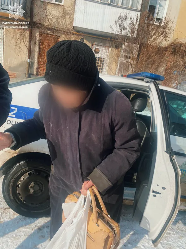 Посадили в службове авто: з вулиці забрали літню волинянку (фото)