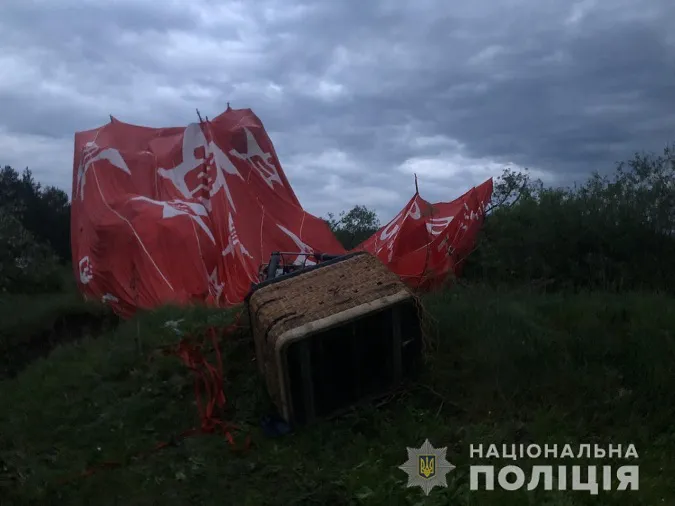 На Хмельниччині впала повітряна куля, загинула людина (фото)