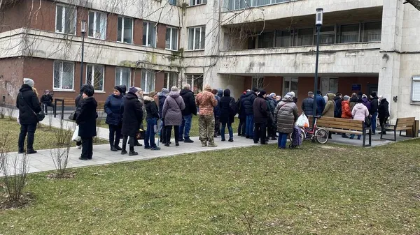 У Луцьку малозабезпеченим родинам роздавали продуктові набори (фото, відео)