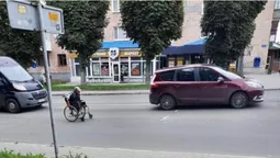 У Луцьку проїзною частиною їздив чоловік на візку (фото)