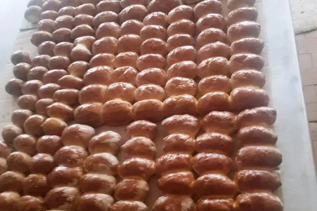 У Луцьку печуть пиріжки для блокпостів, пекарям потрібні продукти (фото)