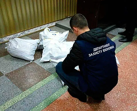 Поліція вилучила в лучанина майже 90 кілограмів бурштину