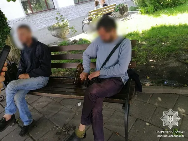 У Луцьку патрульним «здали» двох любителів пива (фото)