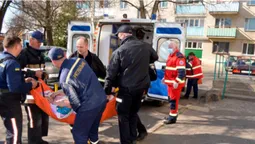 Лізли через балкон: у Луцьку рятували жінку, яка впала й не могла піднятися (фото)
