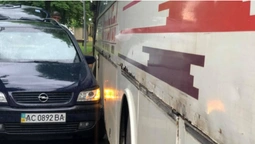 У Нововолинську не поділили дорогу автобус і легковик (фото, відео)