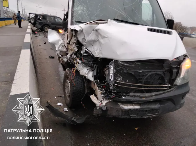 Виїхала на «зустрічку»: у Луцьку водійка Mitsubishi скоїла подвійну ДТП на мості (фото, відео)