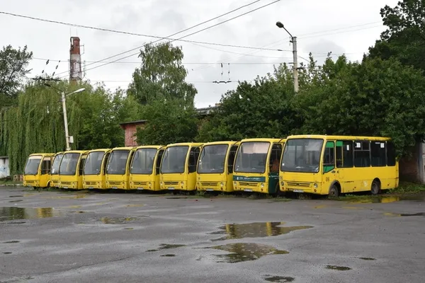 Що буде з лізинговими автобусами, які роками стоять на ЛПЕ (фото) 