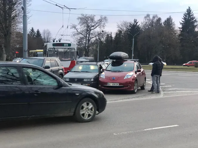 У Луцьку перед переходом зіткнулися Volkswagen і Nissan (фото, відео)