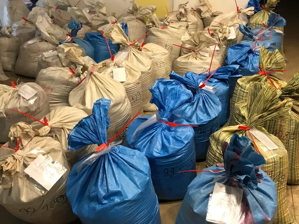 У Польщі за організацію підпільної тютюнової фабрики затримали чотирьох українців (фото, відео)