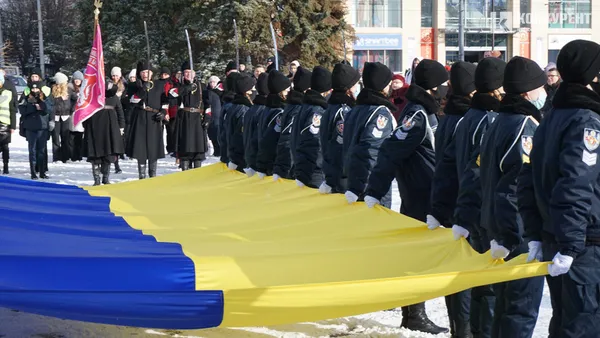 Свято єднання: у Луцьку розгорнули довжелезний стяг у День Соборності (фото, відео)