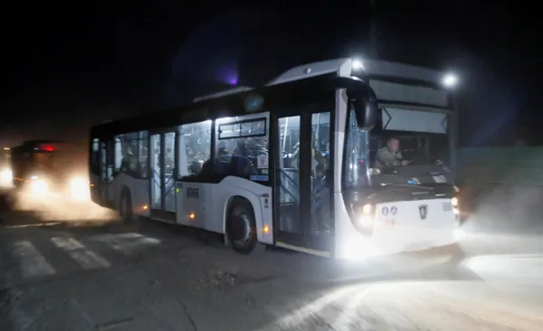 Близько 10-ти автобусів виїхало з «Азовсталі» з українськими військовими (ОНОВЛЕНО)