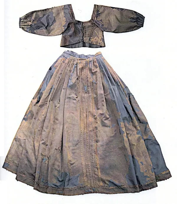 Сукня alamoda, 1640 рік. Пошита за тогочасним модним французьким зразком. З крипти монастиря бернардинів у Дубні