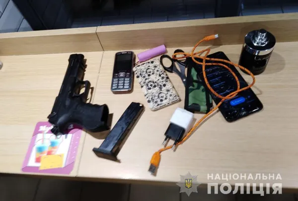 Погрожували пістолетом і зірвали золото: у Ківерцях банда напала на магазин