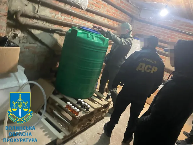У Луцьку «накрили» підпільний цех із виробництва алкоголю (фото)