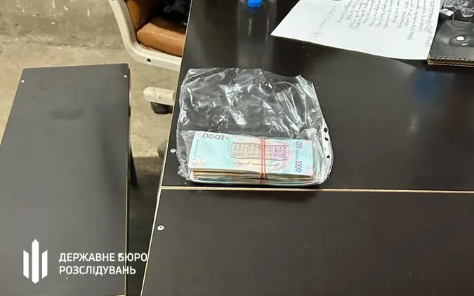 ДБР зловило на хабарі у 100 тисяч двох офіцерів ЗСУ (фото, відео)
