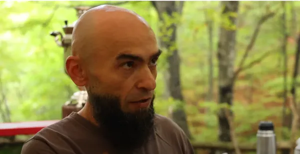 Лучанин Валєрчик 9 років живе посеред лісу в Карпатах та варить каву туристам (відео)