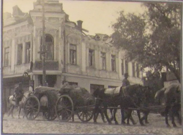 Пошкоджений будинок на центральній вулиці (тепер Лесі Українки)