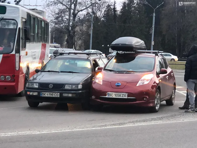 У Луцьку перед переходом зіткнулися Volkswagen і Nissan (фото, відео)