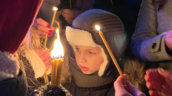 Передавали Вифлеємський вогонь: у Луцьку засвітили ялинкове тріо міста (фото, відео)